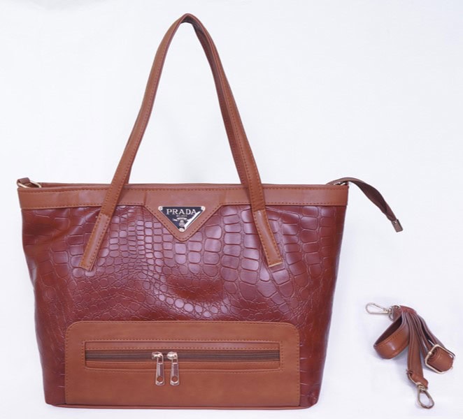 Women's elegant tote bag in textured faux leather with shoulder strap and organized interior